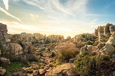 西班牙马拉加的El Torcal de Antequera。在美丽的日落中看到岩石的形成。不寻常的史
