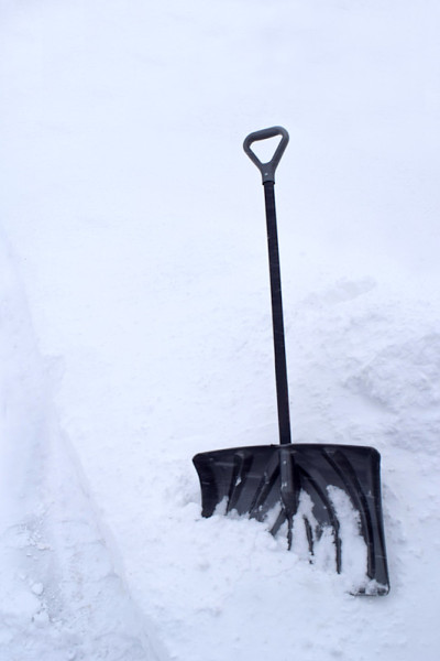 在寒冷的冬天雪堆里的雪铲白色暴风雪极地涡旋暴风雪