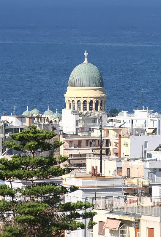 帕特拉，城市景观和圣安德鲁大教堂