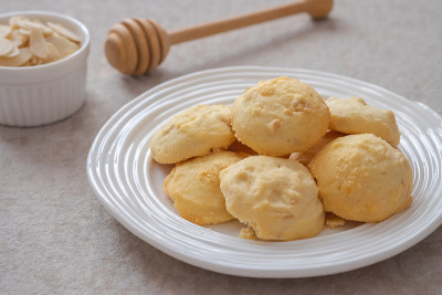 奶油饼干和杏仁在白色盘子
