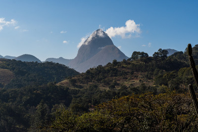 阳光明媚的一天，伊泰巴瓦的山和山丘上有一些云彩，Petrópolis。巴西里约热内卢山区。鸟瞰图。有