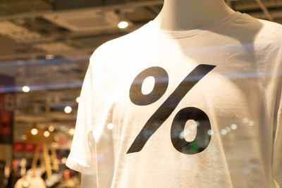 时装模特站在商店里。休闲服装商店在购物中心