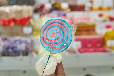 商店橱窗背景上的棒棒糖。