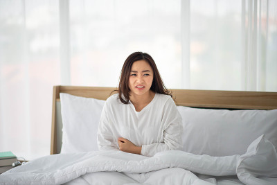 亚洲少女早上刚醒来就胃痛