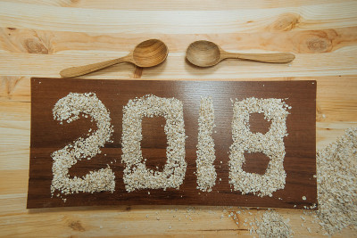 用可可和棉花糖、肉桂、八角、咖啡籽、冷杉、勺子和其他食材做成圣诞装饰，中间用切菜板和花边装饰