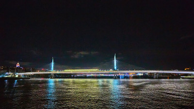 土耳其伊斯坦布尔的金角地铁桥或Halic Metro Koprusu。