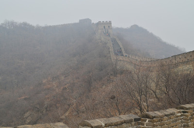 雾在冬天的天气在长城“慕田峪”在北京，中国。