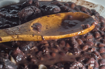 巴西feijoada，木勺式的巴西feijoada