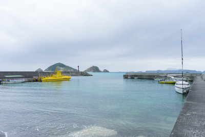 在Tokashiki岛的Aharen海滩停靠的船只。