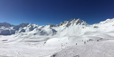 全景滑雪斜坡Tignes，滑雪胜地在阿尔卑斯山，法国