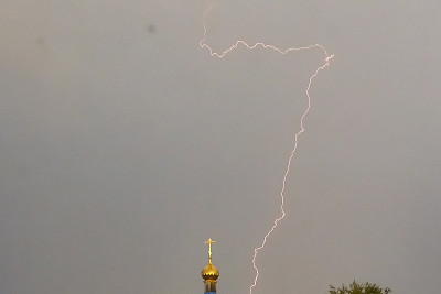 在雷雨中闪电在穹顶上方的天空和cr