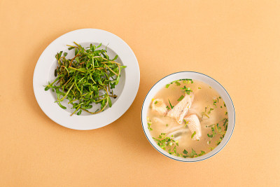 Banh canh ca loc，粗米粉与黑鱼，越南食物孤立在米色背景，俯视图