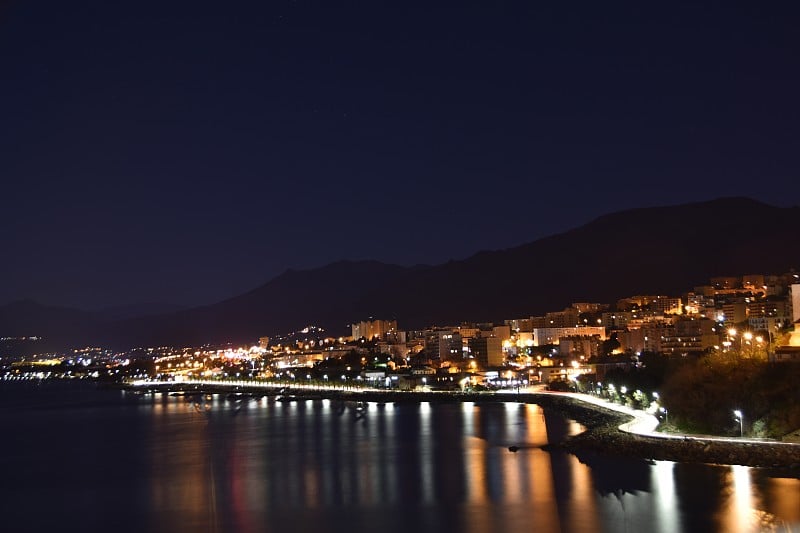 科西嘉岛巴斯蒂亚市的夜景