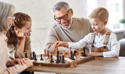 孩子们在客厅里和爷爷奶奶一起下棋
