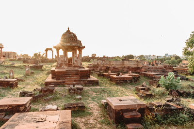 在印度古吉拉特邦Bhuj，古吉拉特邦，有晴朗的蓝天的古老的历史地点Chhatardi。