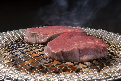 在木炭上烤肉。日本Shichirin。