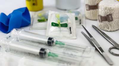 任何护理包中用于基本急救的医疗器械