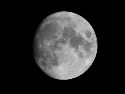 月亮在夜空中