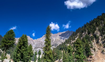 白雪覆盖的高山、高山草甸和当地的山区居民点