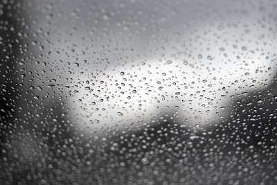 雨天的雨滴在挡风玻璃上