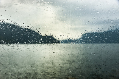 在挪威的峡湾下雨