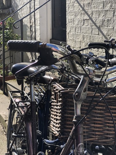 剑桥市的学生骑自行车