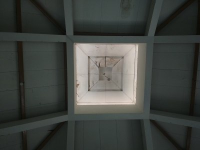 老建筑的屋顶与低照明