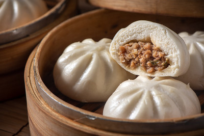美味的包子，中国的蒸肉包子是准备吃上盘子和蒸笼，近距离，复制空间的产品设计理念。