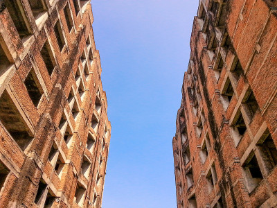废弃的建筑物里。
