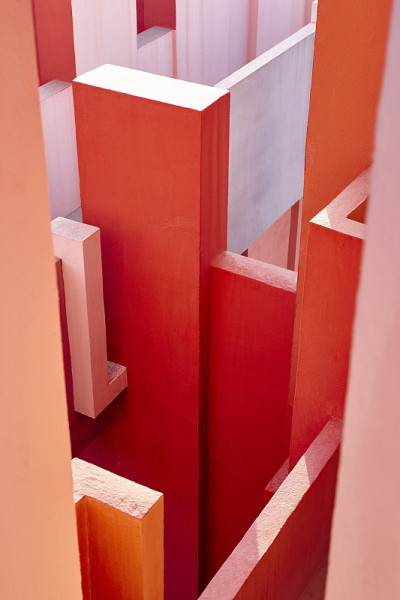 几何建筑设计。红墙，La manzanera。Calpe