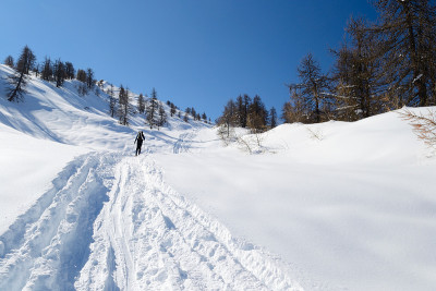 在新雪中登山