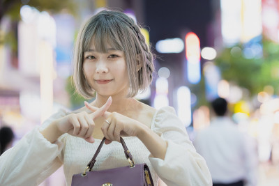 亚洲年轻女子在做NG手势