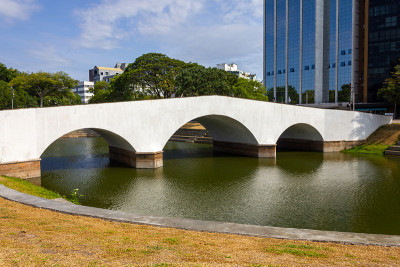 湖，树木和建筑在Açorianos公园