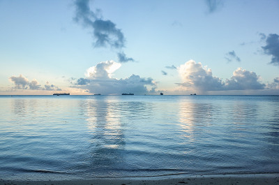 日落时的海水和海滩