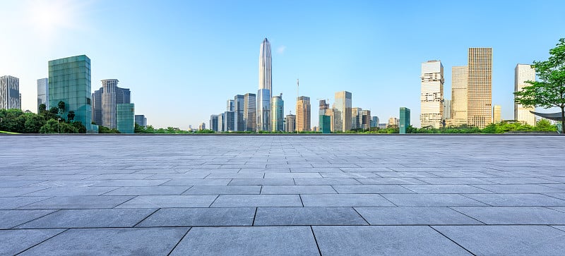 空旷的广场和现代化的城市天际线在深圳全景