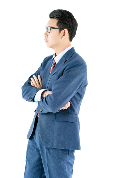 商人肖像西装和双臂交叉