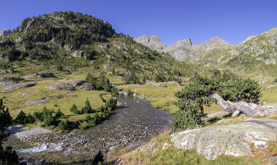 法国国家公园，法国比利牛斯高山环绕的山河全景