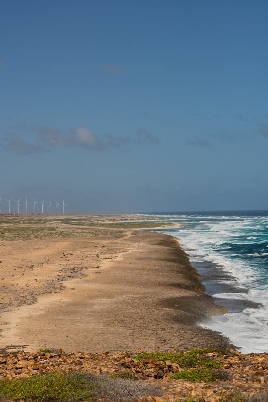 海浪沿着阿鲁巴岛的海岸一浪长过