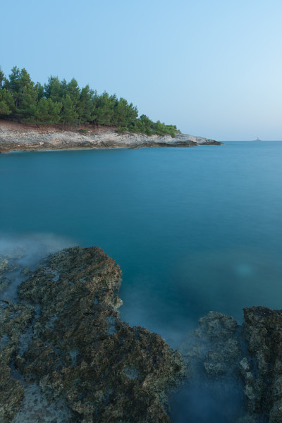 海上日落后的加缅加克岩石海岸