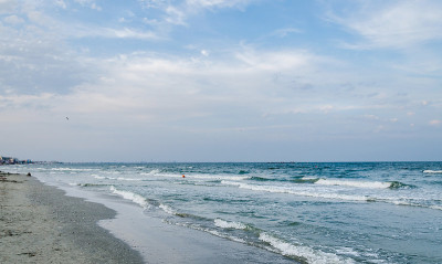 黑海岸边，海边有沙，有水