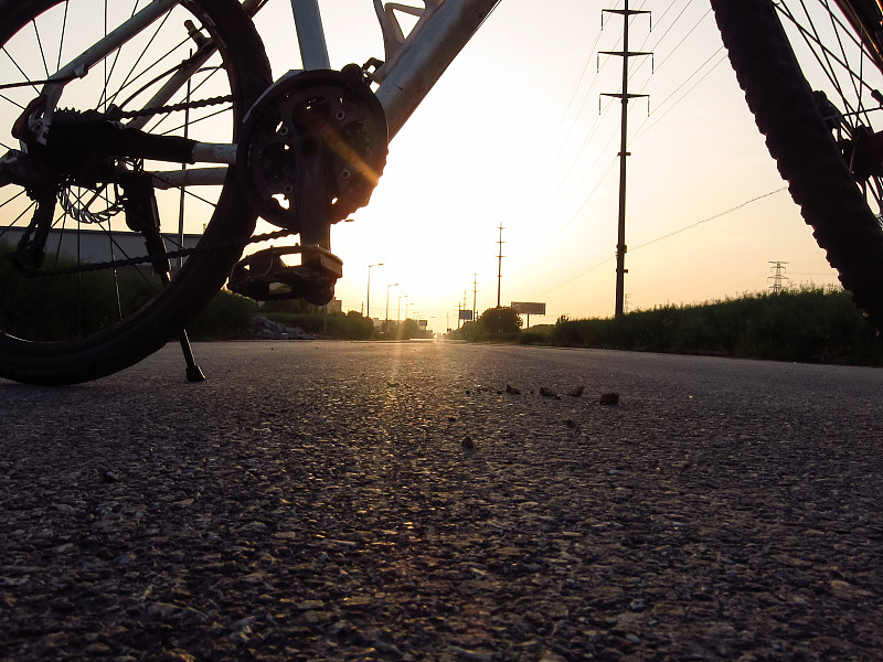 夕阳下，一辆自行车停在路上