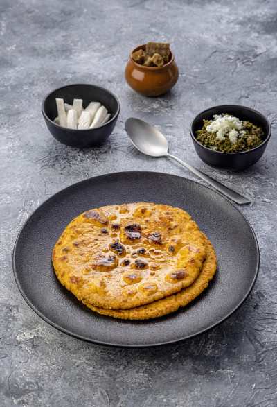 玉米面面包和芥末叶咖喱，著名的印度食物特别准备在冬天，makki ki roti - sarson 