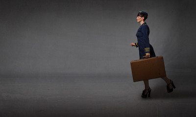 女主人跑在一个空房间里