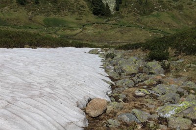 阿尔卑斯山的雪地和岩石，Kühtai，奥地利蒂罗尔