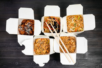 俯视图中式快餐在一次性盒子