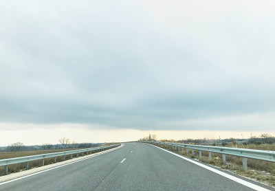 在空旷的路上开车