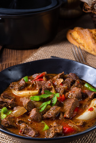 经典的牛肉炖牛肉配辣椒和洋葱