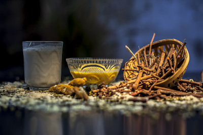 阿育吠陀血液净化器和皮肤光泽面膜，包括曼吉丝塔，绿豆，haldi/姜黄，和牛奶。水平拍摄的面具与整个