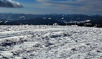 在费什巴赫阿尔彭雪地上的冬季山脉全景图