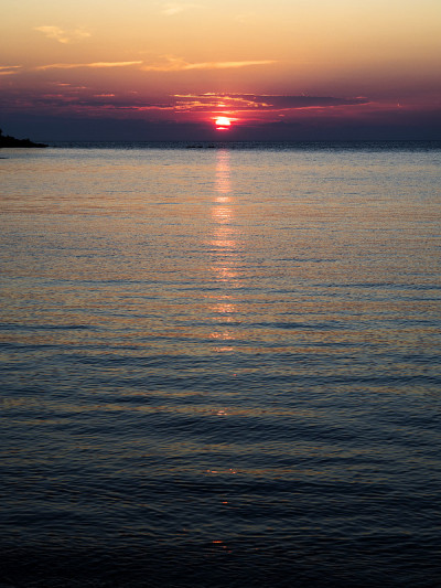 海面上美丽的云景，夕阳的镜头